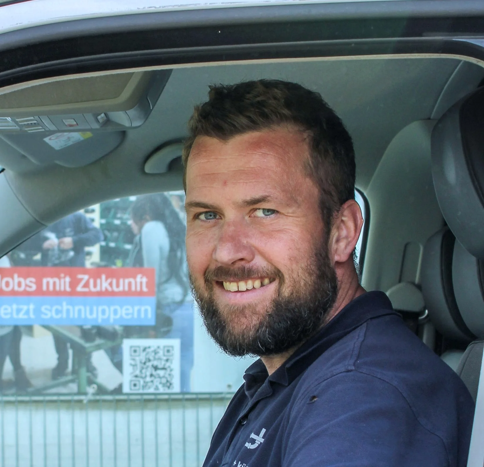 Servicemonteur von bill + künzi ag unterwegs zum Kunden.