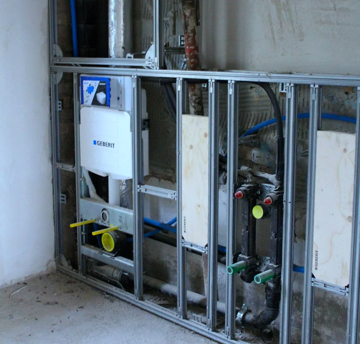 Sanitärinstallation und Leitungsbau im Bad.