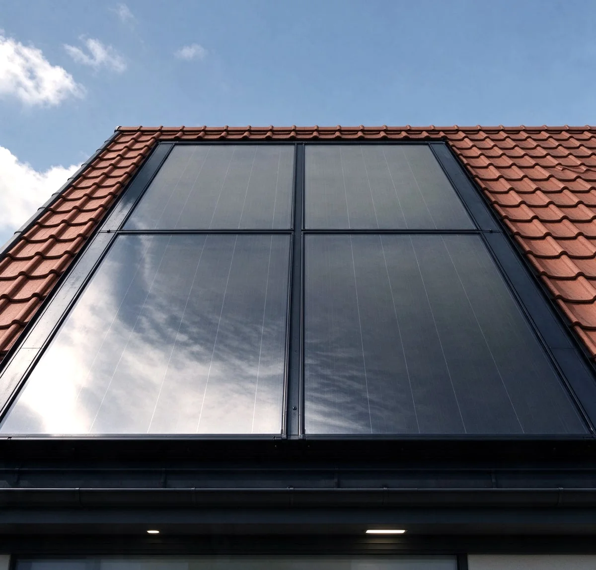 Auf dem Dach integrierte Solaranlage zur Energiegewinnung.