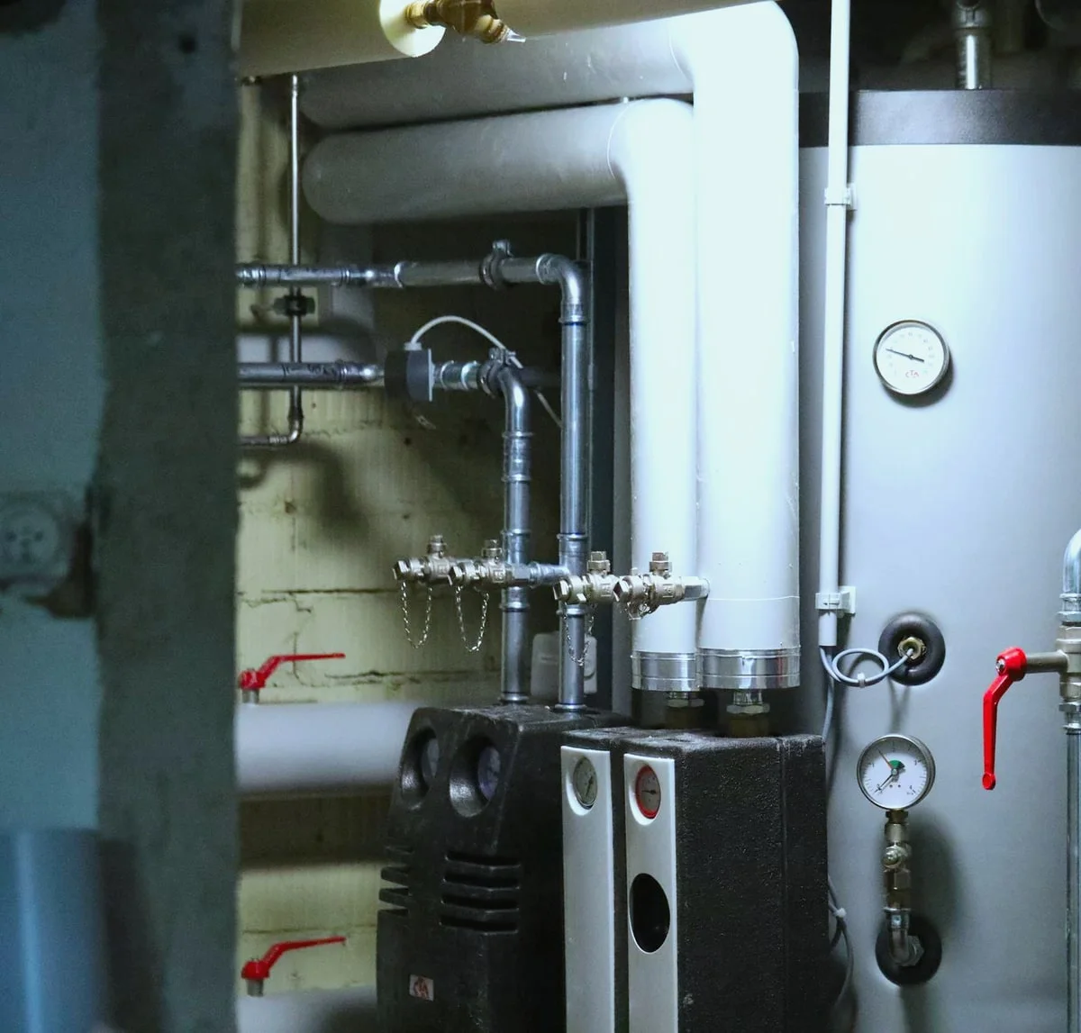 Wärmepumpenanlage und Heiztechnik im Keller.
