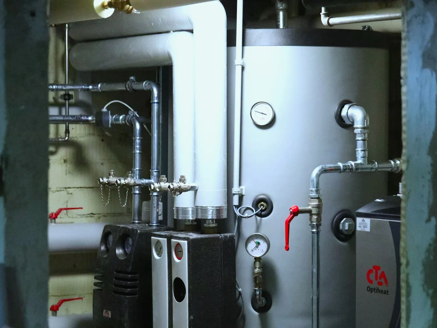 Installierte Erdsonden-Wärmepumpe mit Pufferspeicher.