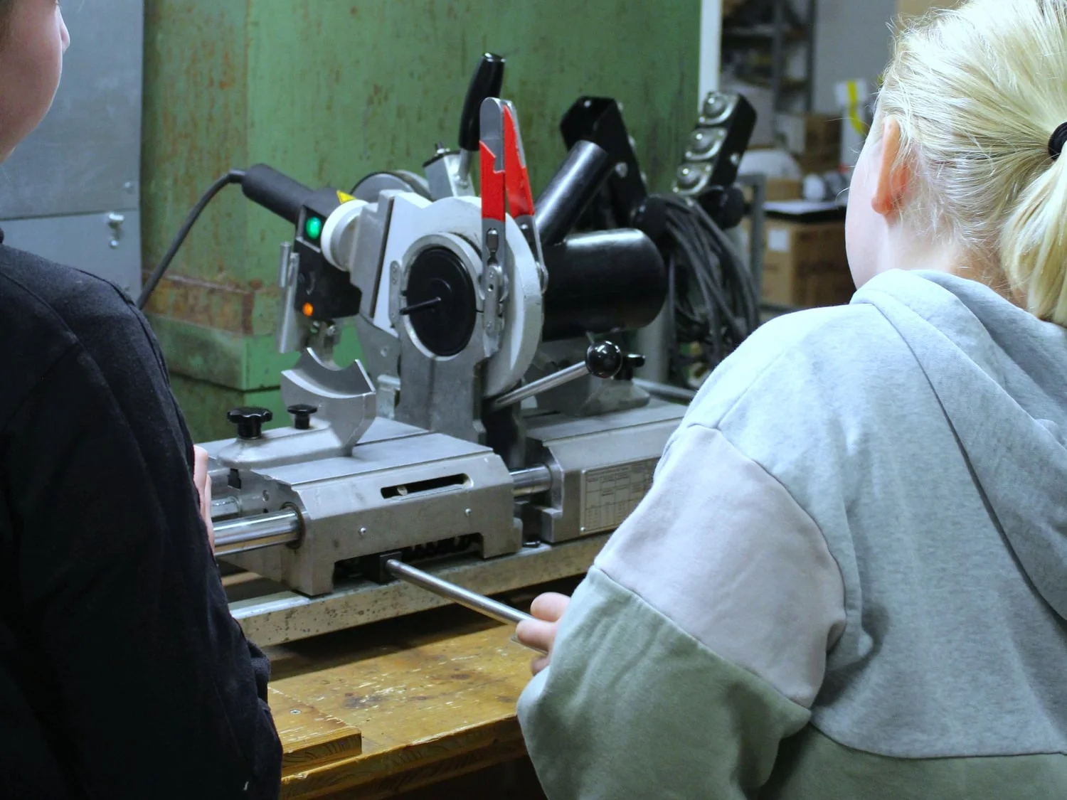 Bearbeitung von Rohren an der Schneidemaschine in der Werkstatt.