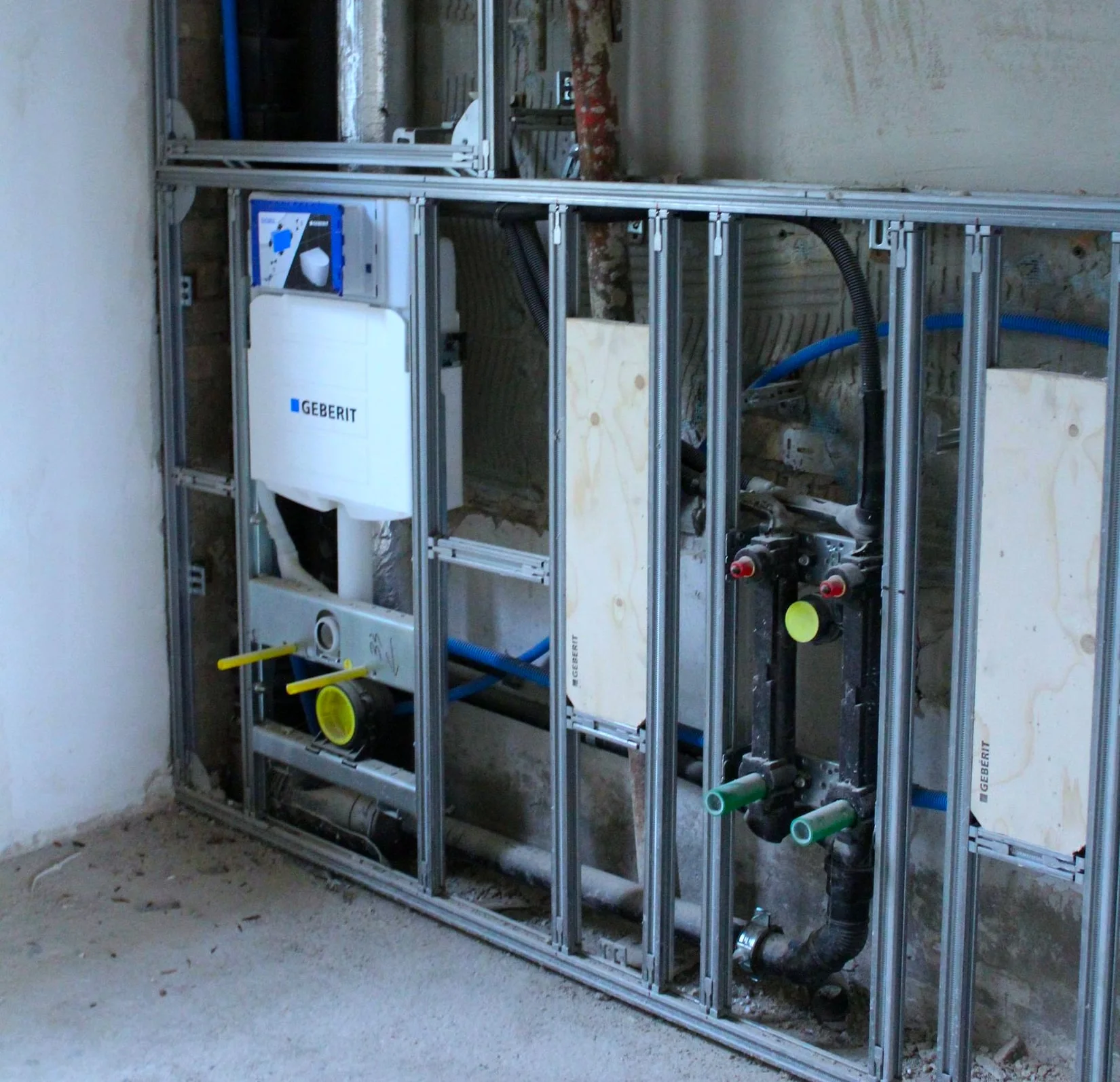 Vorwandinstallation und Sanitärleitungen für ein Badezimmer.