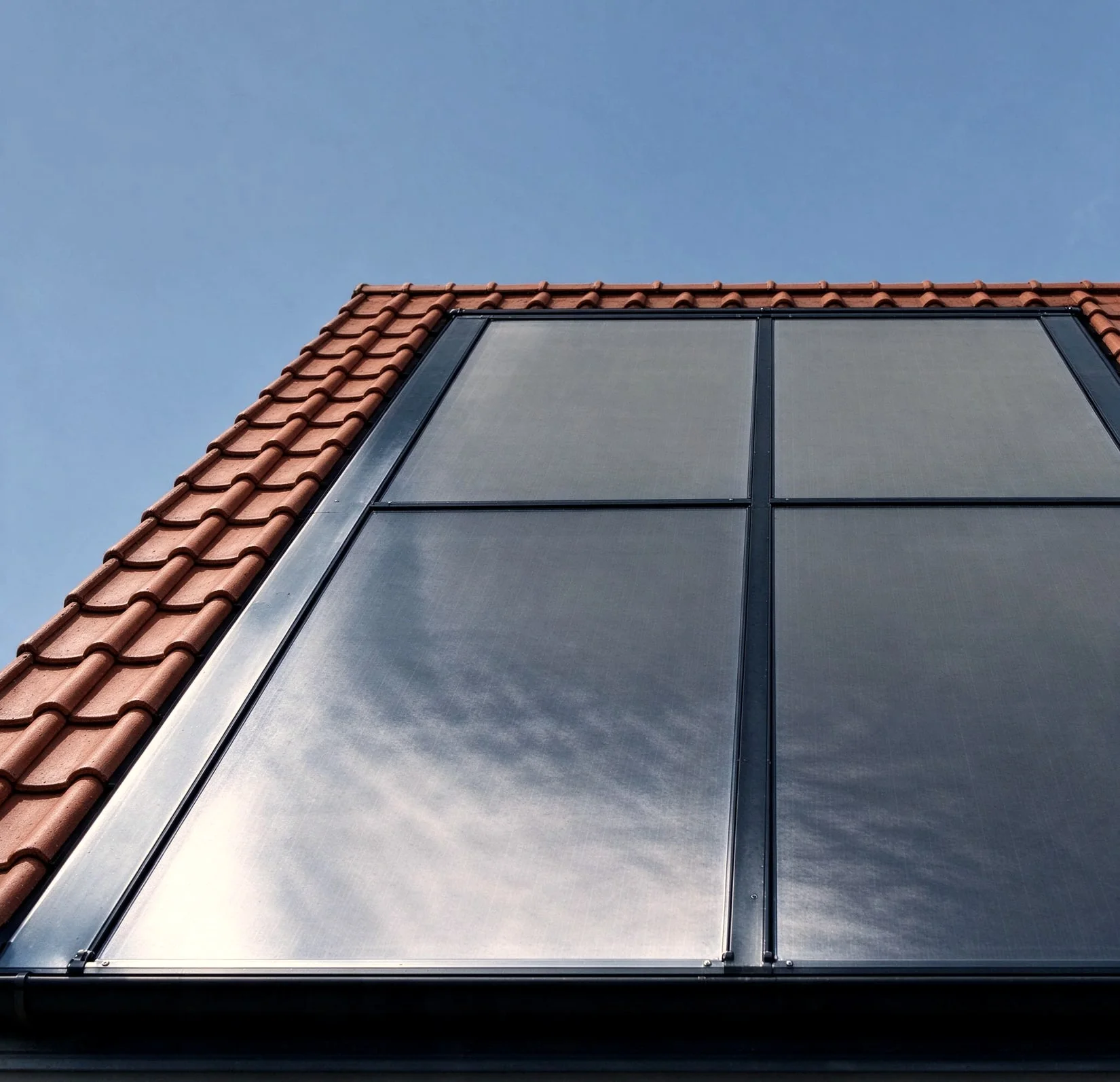 Auf dem Dach installierte Solaranlage für erneuerbare Energie.